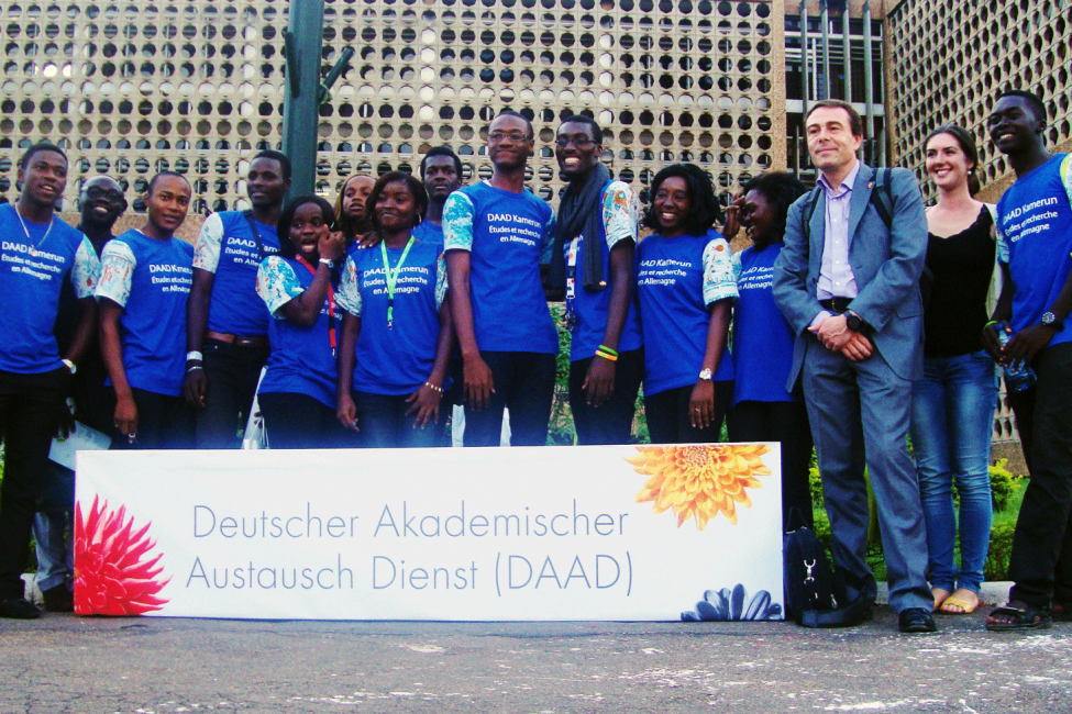 Valeria und Studenten vor dem DAAD-Informationszentrum in Yaoundé