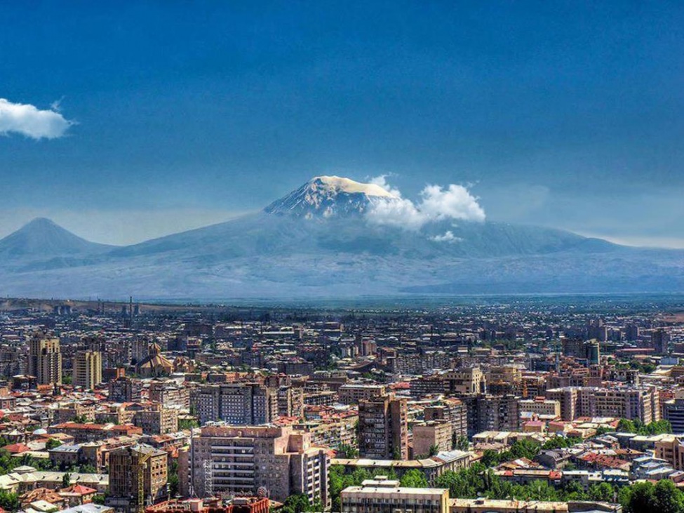 Blick auf Jerewan im Hintergrund ein großer Berg, dessen Gipfel Wolkenverhangen ist