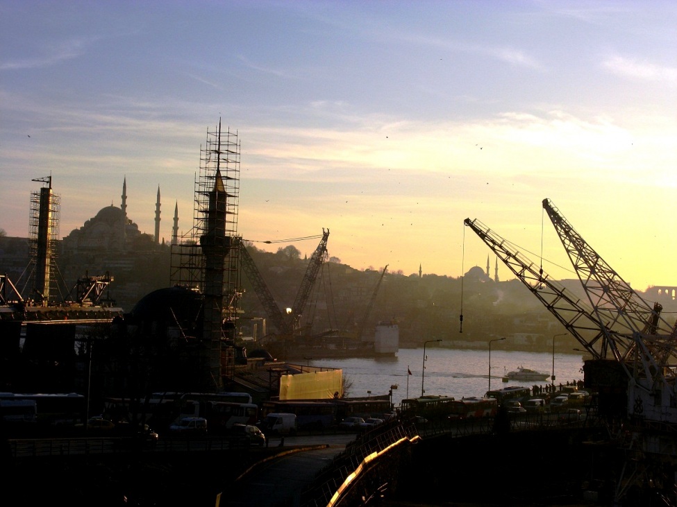 Blick auf Istanbuler Hafen bei Sonnenuntergang
