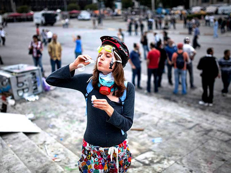Frau bläst Seifenblasen auf der Straße in Istanbul
