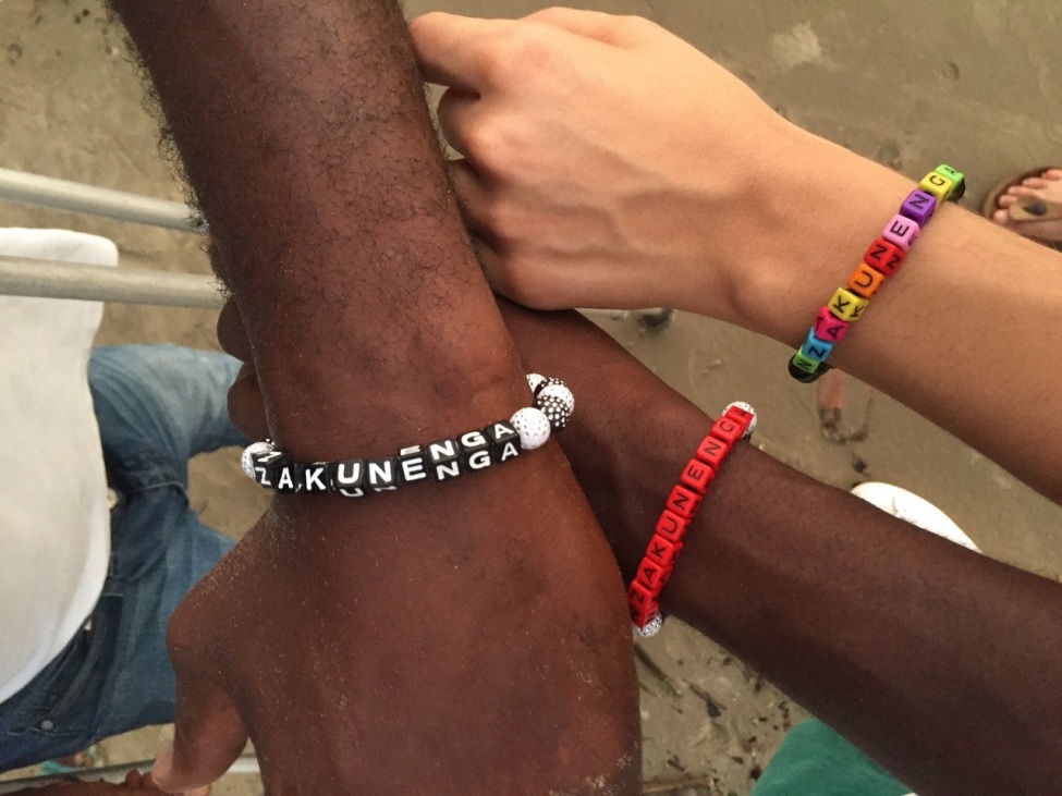 die Armbänder, die sich viele Teilnehmer*innen haben machen lassen, mit dem Gruppennamen „Nzakunenga“