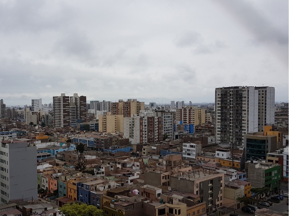 Das Bild zeigt die verschieden farbigen und unterschiedlich hohen Hochhäuser Limas