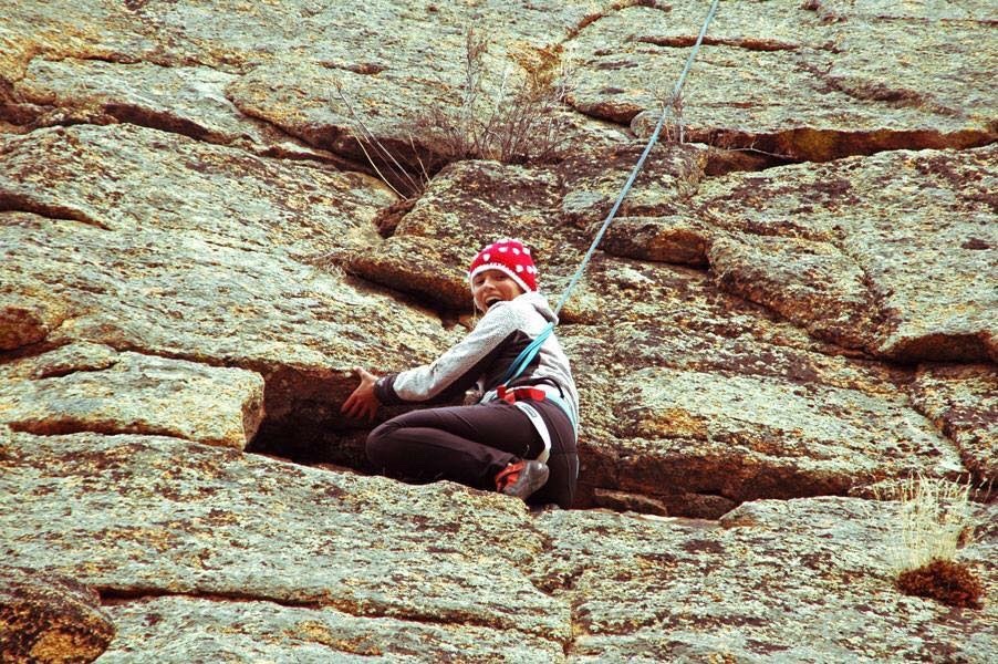 Maren Becker beim Klettern an einer Felswand