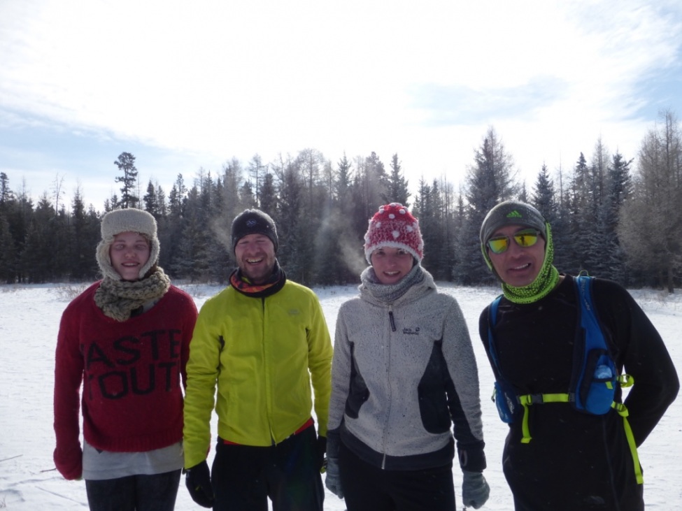 Maren Becker mit Freunden in schneebedeckter Landschaft