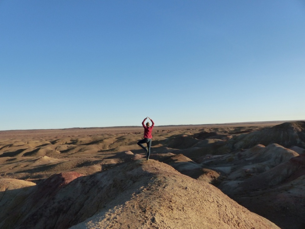 Maren Becker macht Yoga in der mogolischen Steppe