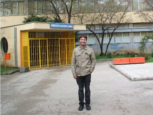 Moritz Lüttich vor seiner Schule in Mostar