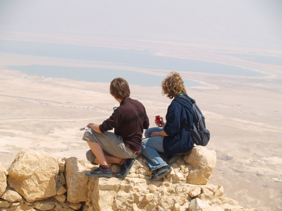 Valentin Schmehl und andere Freiwillige blicken über die Wüste