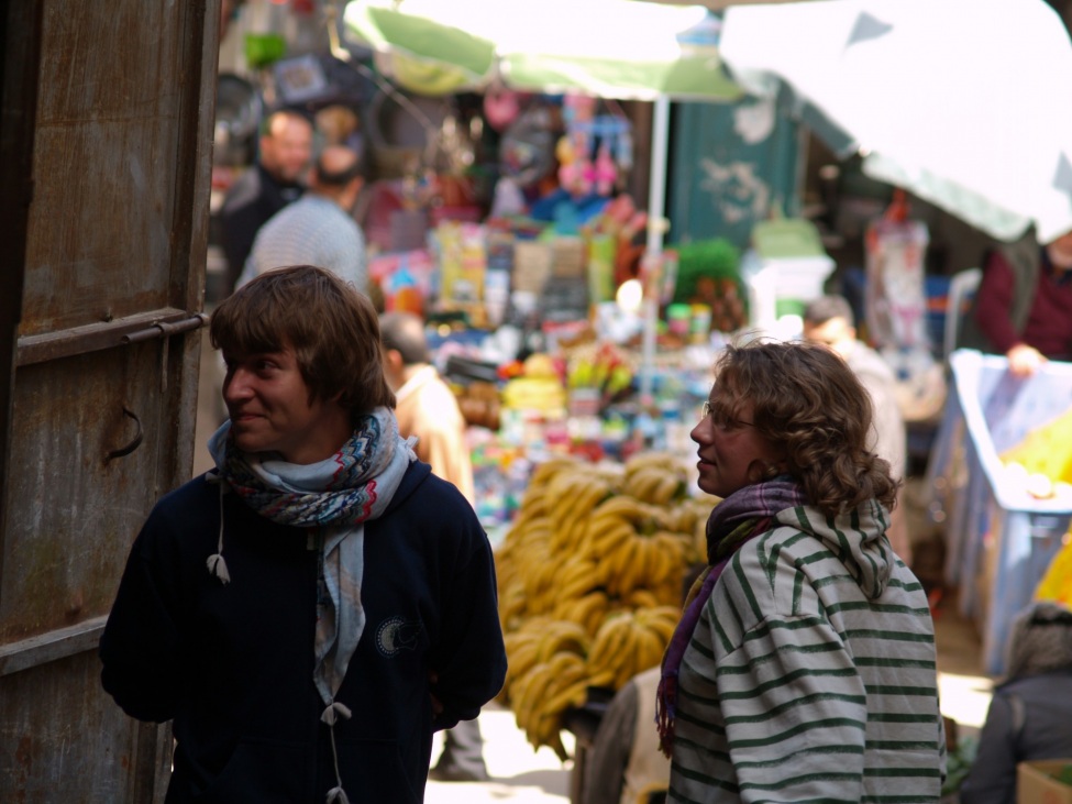 Valentin Schmehl und andere Frewillige auf einem Markt in Palästina