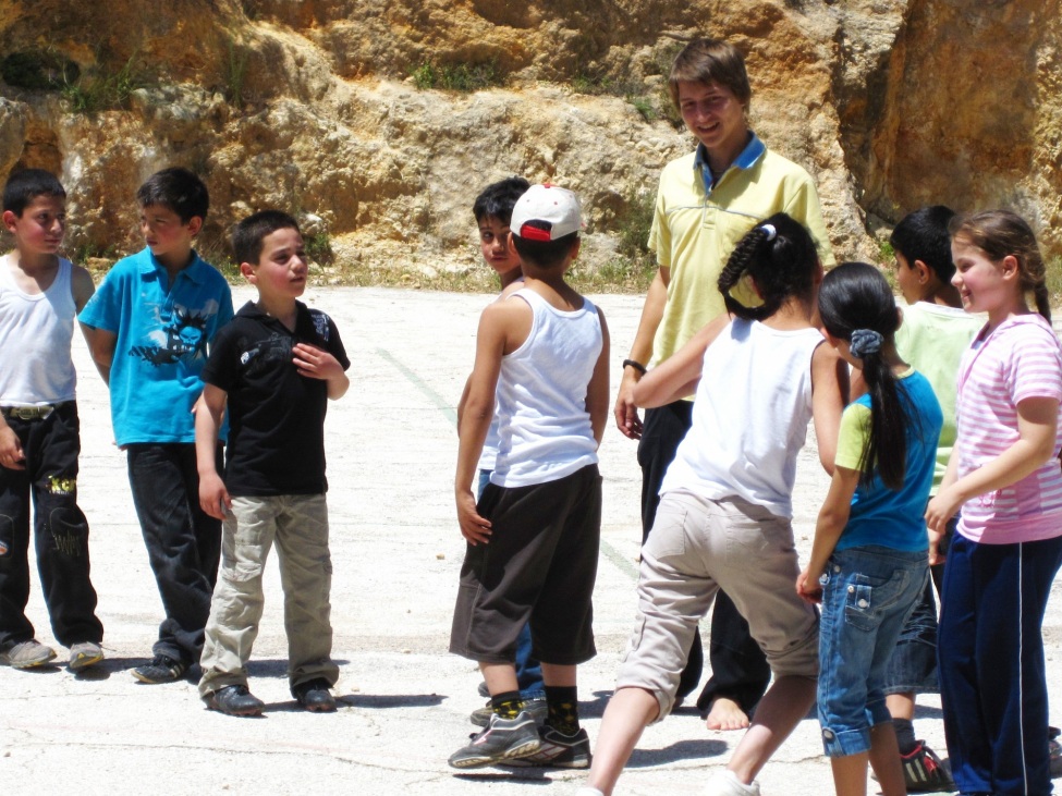 Valentin Schmehl mit Schülern in Palästina
