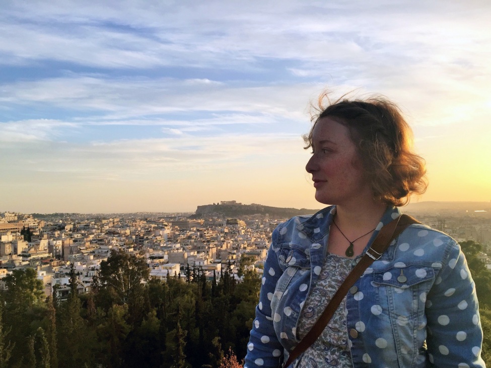 Halbportrait von Maria. Im Hintergrund Athen bei Sonnenuntergang