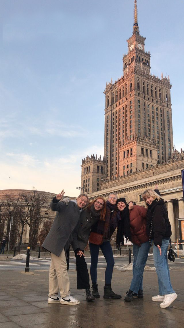 Viven und andere Freiwillige in Warschau vor dem berühmten Kulturpalast in Warschau.