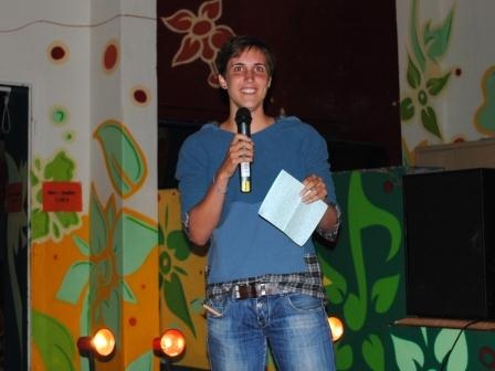Amelie mit Mikrofon in der Hand beim Vorbereitungsseminar am Werbellinsee