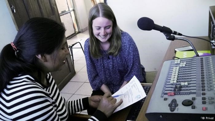Saskia gewinnt viele Einblicke in die Radioproduktion, eine Kollegin und Saskia sitzen vor einem Mikrofon