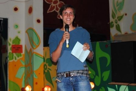 Amelie mit Mikrofon in der Hand beim Vorbereitungsseminar am Werbellinsee